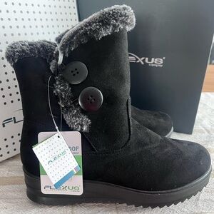 New in box Woman Flexus Istra Waterproof Boots. Size 8